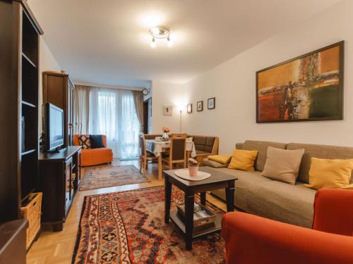 巴特霍夫加施泰因Apartment Orlic by Interhome的带沙发和电视的客厅
