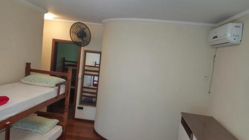 布卢梅瑙Blu Hostel的带两张双层床和一栏的房间