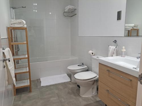直布罗陀Main Street - 3 Bed Room - Family Friendly的白色的浴室设有卫生间和水槽。