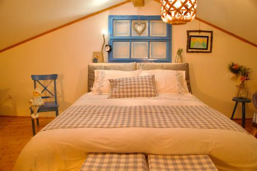 LanišćeStara hiža的一间卧室设有一张大床和蓝色窗户