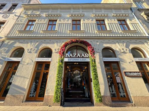 布达佩斯Bazaar Boutique Residence的巴塞罗那商店入口处的建筑物
