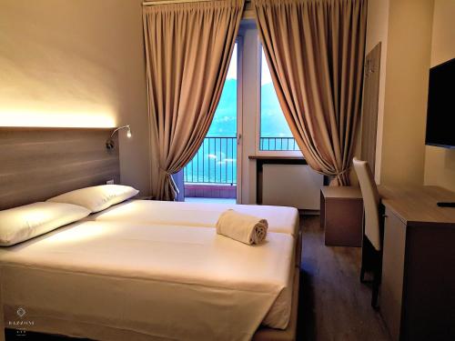 特雷梅佐霸克索尼酒店的酒店客房设有一张床、一张书桌和窗户。