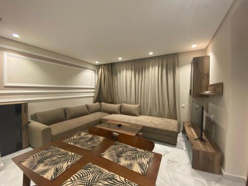 卡萨布兰卡Hilbert Princesses - Brand new furnished apartments的客厅配有沙发和桌子