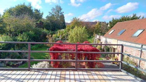 SepmeriesAu Duc de Sep的从带红色鲜花的花园阳台欣赏美景