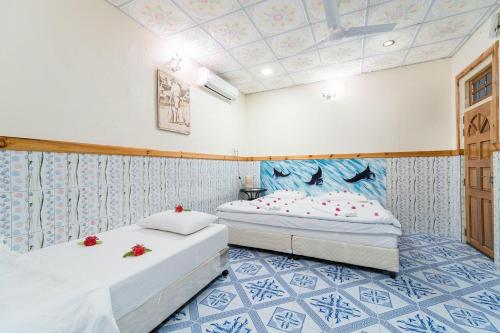 拉斯杜Summer Vibes Beach Front的配有两张蓝色和白色瓷砖的客房