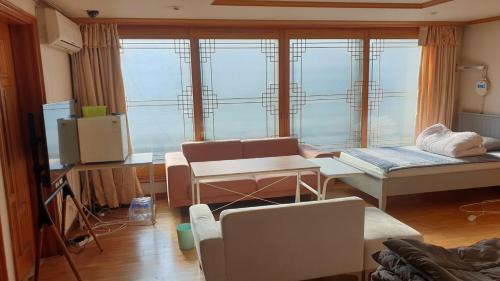 首尔dakwan stay的客厅设有大窗户和沙发
