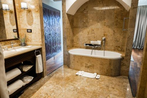 马拉喀什Nobu Hotel Marrakech的带浴缸和盥洗盆的浴室