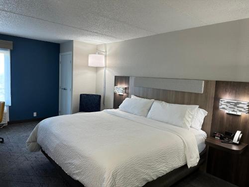 伊甸草原Holiday Inn Express & Suites Eden Prairie - Minneapolis, an IHG Hotel的一张大白色的床,位于酒店客房内