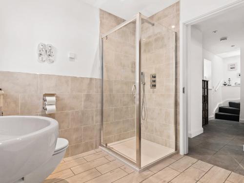 普尔赫利Seaborne Cottage的带淋浴、卫生间和盥洗盆的浴室