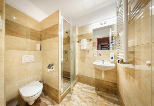 布拉格金城加尔尼酒店的浴室配有卫生间、盥洗盆和淋浴。