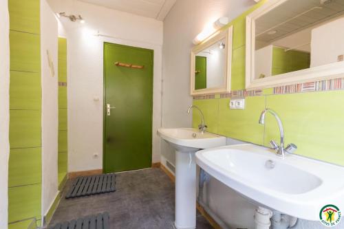 Boutx拉索蓝奥贝格酒店的一间带水槽和绿门的浴室