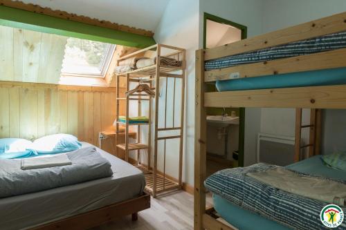 Boutx拉索蓝奥贝格酒店的一间卧室设有两张双层床和一扇窗户。