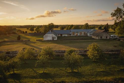 JõgelaPilguse Residency的享有带谷仓的农场的空中景致