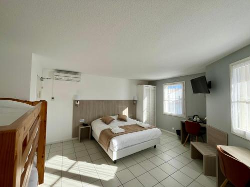 圣马迪拉莫阿卡兹酒店的一间卧室配有一张床、一张书桌和一台电视