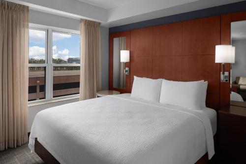 东拉瑟福德东卢瑟福梅多兰兹原住客栈的酒店客房设有床和窗户。