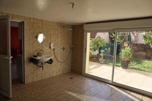 奥尔泽姆Villa avec piscine intérieure的带淋浴和盥洗盆的浴室