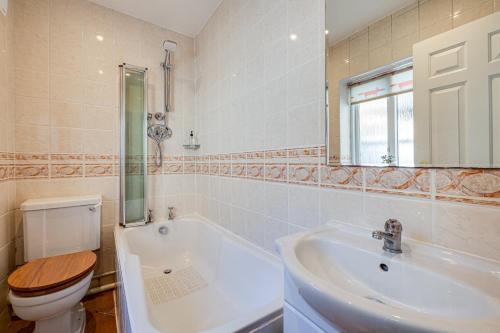 切斯特Gamul Place - Quiet City Centre的浴室配有卫生间、盥洗盆和浴缸。