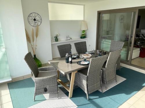 卡萨雷斯Superior apartment for golf, sea and nature lovers的一间带桌椅的用餐室
