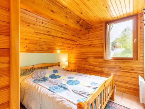 格尔姆Chalet Peyragudes, 4 pièces, 6 personnes - FR-1-695-38的小木屋内一间卧室,配有一张床