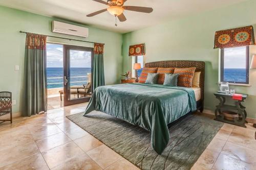 Crocus HillAnguilla Sunset Beach House的一间卧室设有一张床,享有海景
