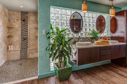 Crocus HillAnguilla Sunset Beach House的浴室设有两个水槽,里面种植了棕榈树