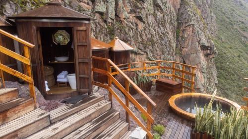 乌鲁班巴Starlodge Adventure Suites的一座配有浴缸和楼梯的木制建筑