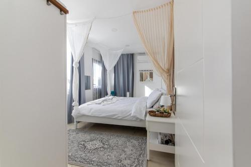 博德鲁姆Central and Cozy Flat 3 min to Beach in Bodrum的一间卧室配有一张床和镜子