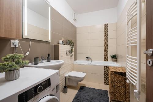 布达佩斯Premier Pest Side Apartment的一间带水槽和卫生间的小浴室