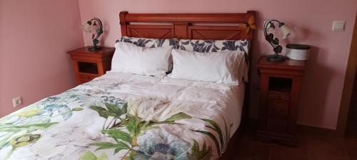 LanzahitaLa belleza del Tietar的一间卧室配有床和2个床头柜