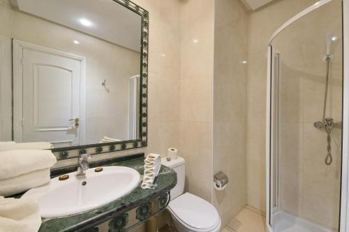 马拉喀什莫加多尔门扎公寓酒店的浴室配有卫生间、盥洗盆和淋浴。