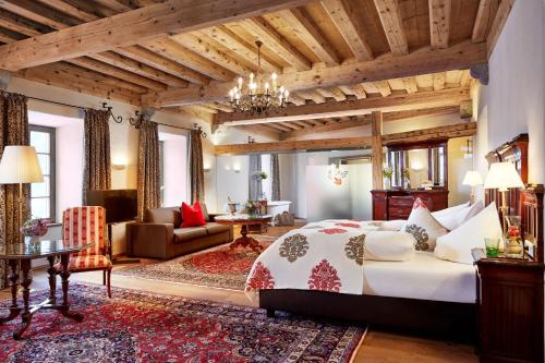米特西尔Hotel Schloss Mittersill的一间带大床的卧室和一间客厅
