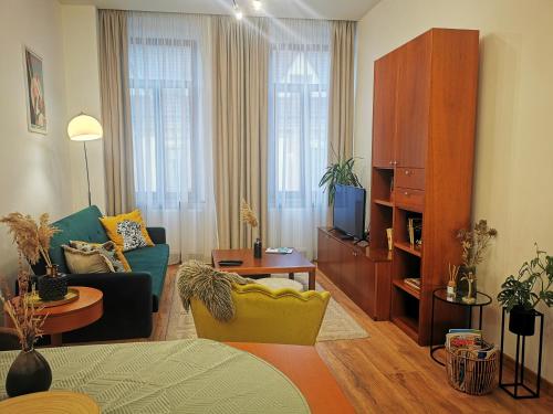 科希策Atlas Apartment in the historical center of Košice with free private parking的带沙发和电视的客厅
