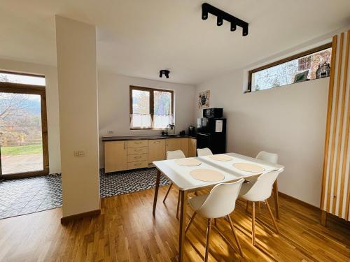 SohodolCasa Aluna Duo的厨房以及带桌椅的用餐室。