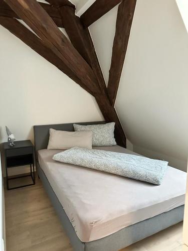 卡尔斯鲁厄Ochsen-Durlach的木梁客房的一张床位