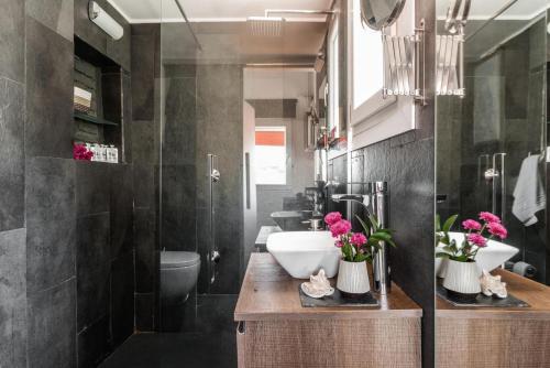 马德里Charming La Latina Home的一间带水槽和卫生间的浴室