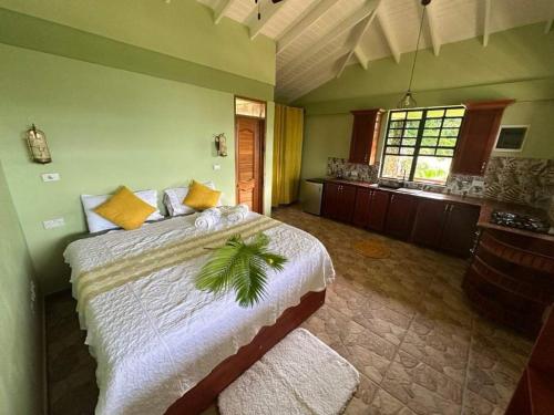 GuilletMabrika Resort Dominica的一间卧室,卧室内配有一张大床
