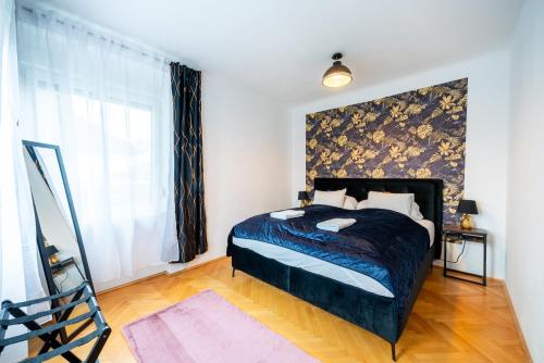 格拉茨Modernes Appartement的一间卧室设有一张床和一个大窗户