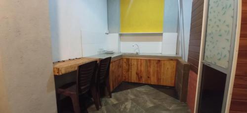 康提Yak City Apartments的厨房配有水槽和木桌