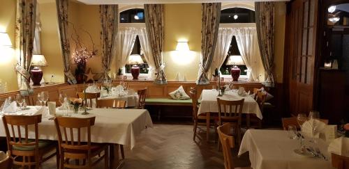 奥贝里德Gasthaus Sternen Post的餐厅设有白色的桌椅和窗户。