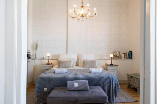 博尔赫隆Huis van Loon的一间卧室配有一张床和一个吊灯