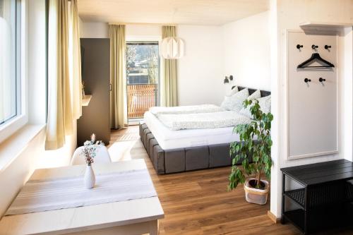 施特罗布尔Moosaik Appartements的小型公寓 - 带床和客厅