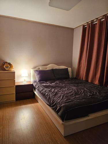 首尔Urban Space Seolleung的一间卧室配有一张床和一个带灯的梳妆台