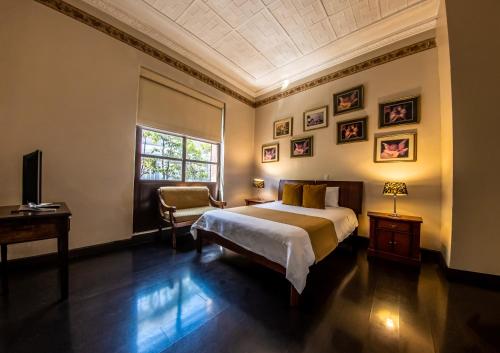 昆卡昆卡酒店的卧室配有床、椅子和窗户。