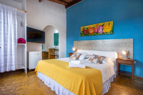 伊利亚贝拉Pousada Recanto da Villa的一间蓝色客房内配有一张大床的卧室