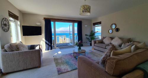 SconserThe BoatHouse的带沙发的客厅,享有海景