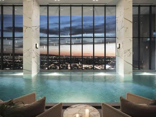 十月六日城Premium hotel apartment Aeon towers Sheikh Zayed City的享有城市景致的大型游泳池
