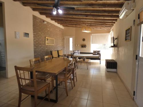 巴雷阿尔Cabañas EL AGUARIBAY的一间带木桌和椅子的用餐室