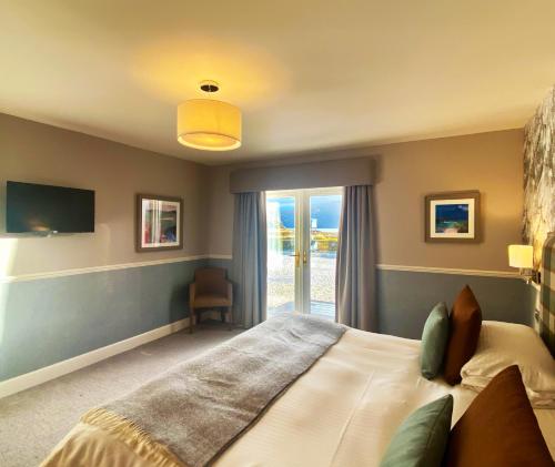 洛哈尔什教区凯尔高地巴马卡瑞酒店的一间卧室设有一张大床和一个窗户。