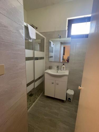 维泰博AL MANDORLO Casa Vacanze的一间带水槽和镜子的浴室