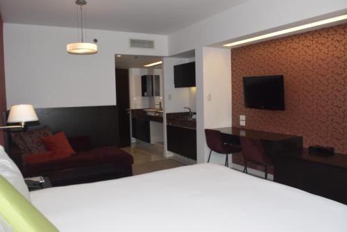 布宜诺斯艾利斯Hotel BA Abasto的酒店客房设有床和客厅。
